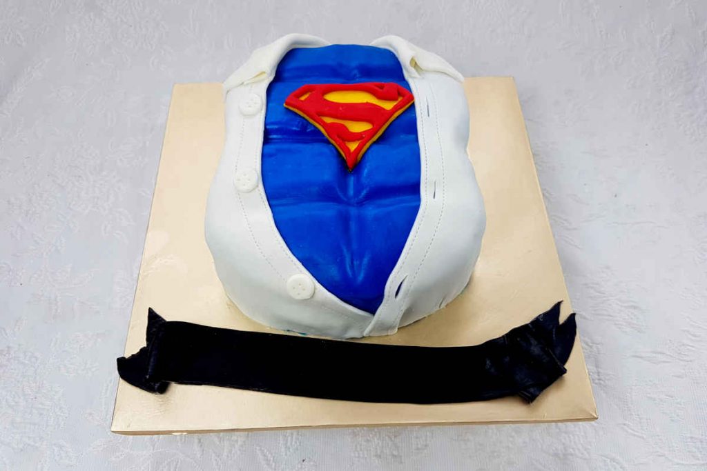 vassoio con torta superman per la festa del papa