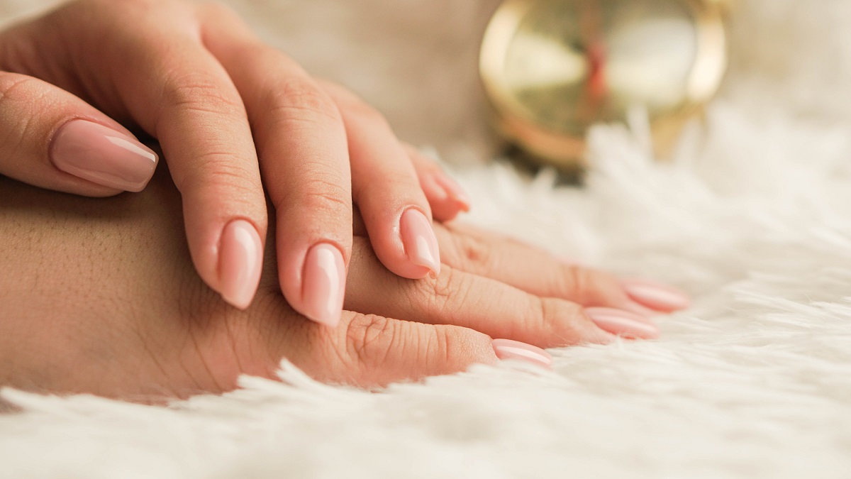 Lo smalto nude è il trend manicure di questa primavera