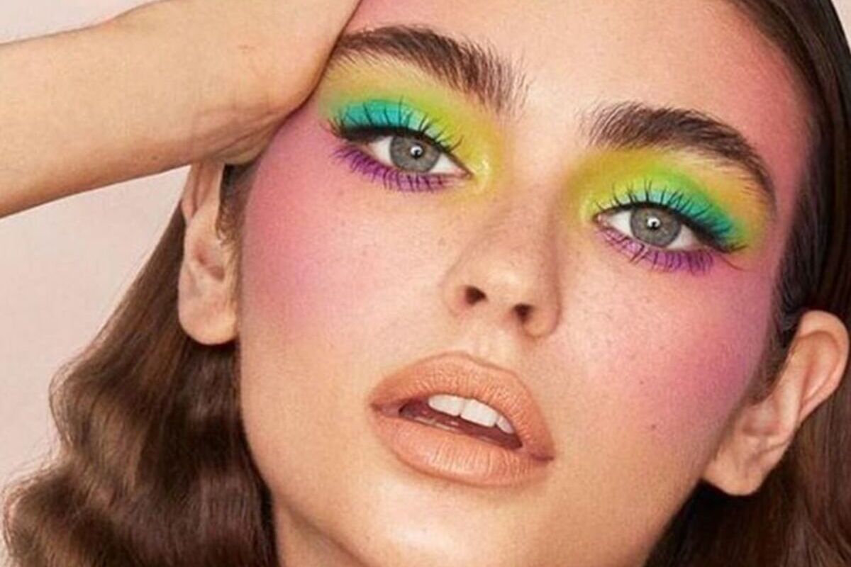 ragazza con trucco colorato primaverile-Amazon offerte di primavera 2022-prodotti di bellezza da non perdere