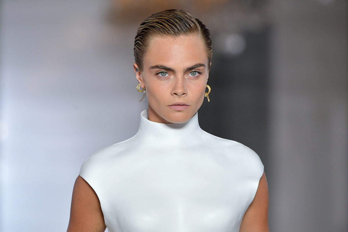 Cara Delevingne cambia look: da bionda a castana