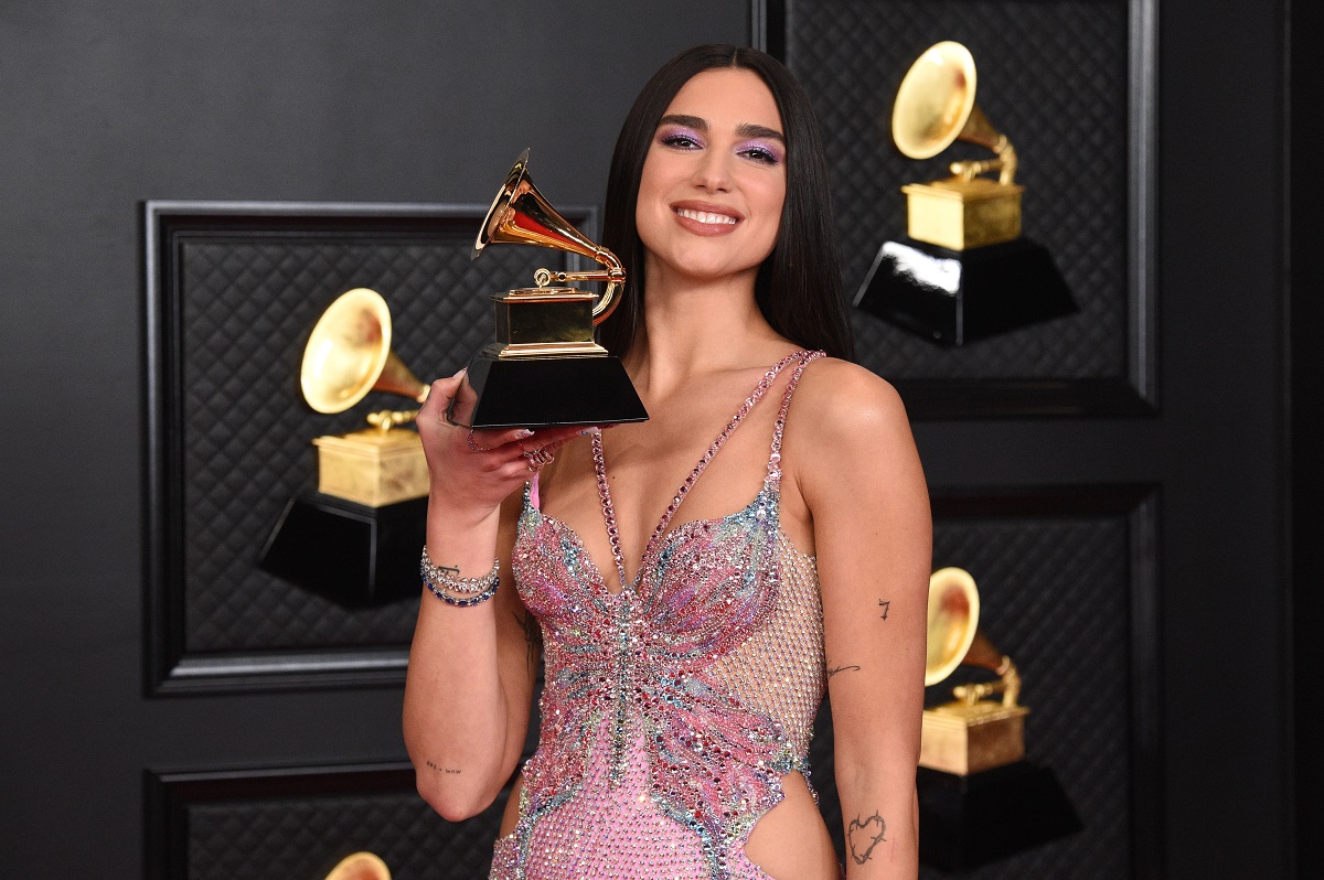 Il minidress di Dua Lipa con lustrini e farfalle fa venir voglia di festeggiare