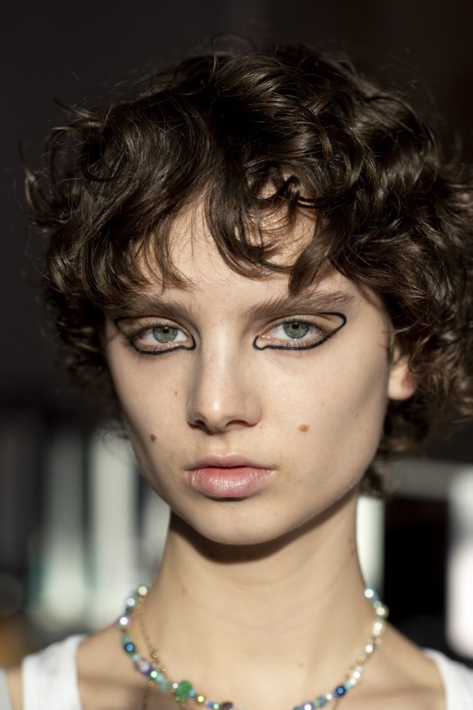 Una modella si prepara nel backstage prima della sfilata Philosophy By Lorenzo Serafini durante la Milano Women's Fashion Week Autunno / Inverno 2021/2022 il 27 febbraio 2021 a Milano, Italia