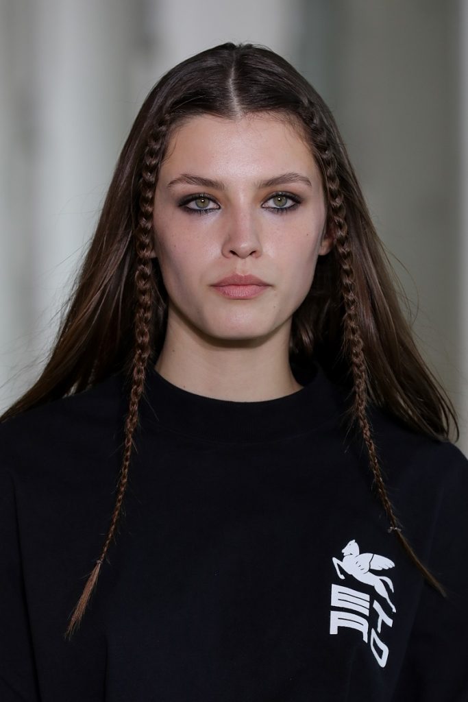 In questa immagine rilasciata il 26 febbraio, una modella cammina sulla passerella alla sfilata di Etro durante la Milano Fashion Week Autunno / Inverno 2021/2022 il 24 febbraio 2021 a Milano, Italia