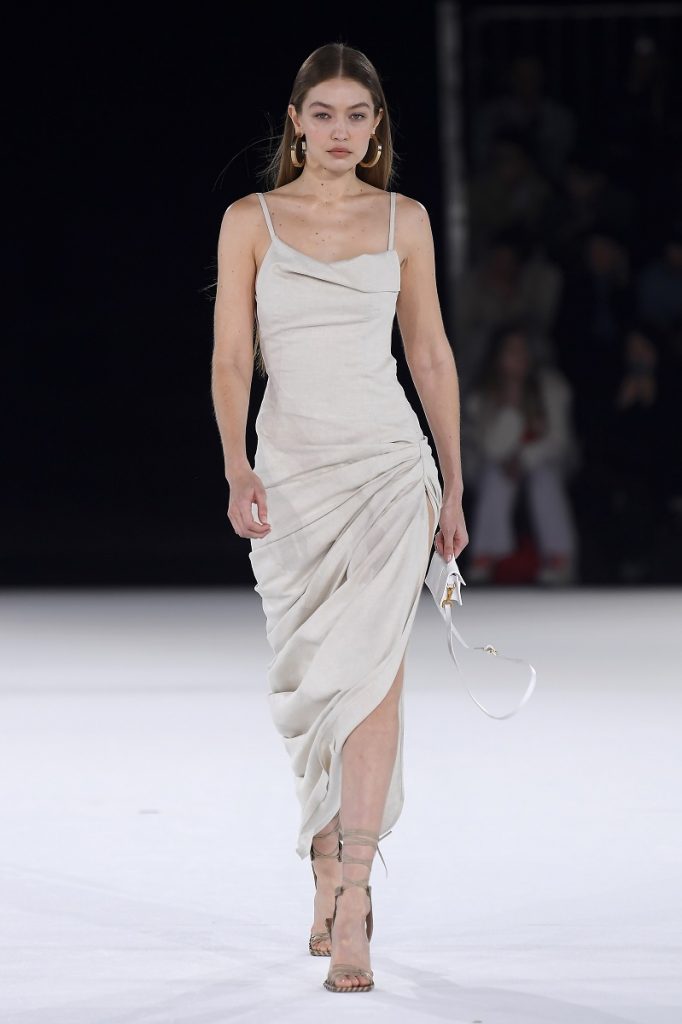La modella Gigi Hadid cammina sulla passerella durante la sfilata Jacquemus Menswear Autunno / Inverno 2020-2021 come parte della settimana della moda di Parigi il 18 gennaio alla Paris La Defense Arena, 2020 a Parigi