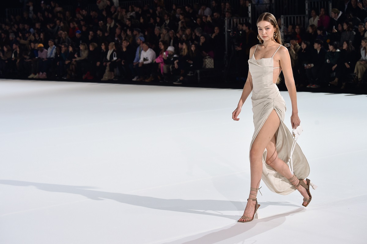 Gigi Hadid cammina sulla passerella durante la sfilata Jacquemus Menswear Autunno / Inverno 2020-2021 nell'ambito della Paris Fashion Week il 18 gennaio 2020 a Parigi,