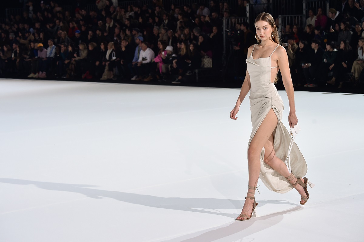 Ecco il dupe dell’abito in lino Jacquemus indossato da Gigi Hadid