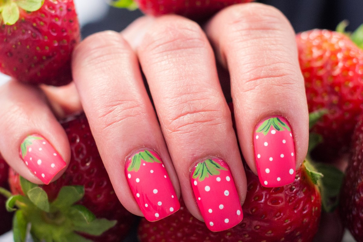 Strawberry nail art: le fragole sulle unghie sono il trend della primavera