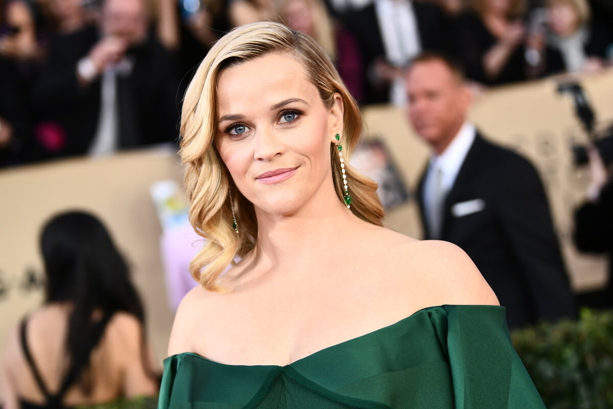 Reese Witherspoon sfoggia un look perfetto per i suoi 45 anni