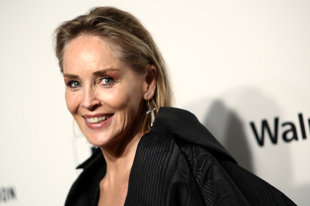 Sharon Stone: quando il chirurgo le ingrandì il seno senza il suo consenso