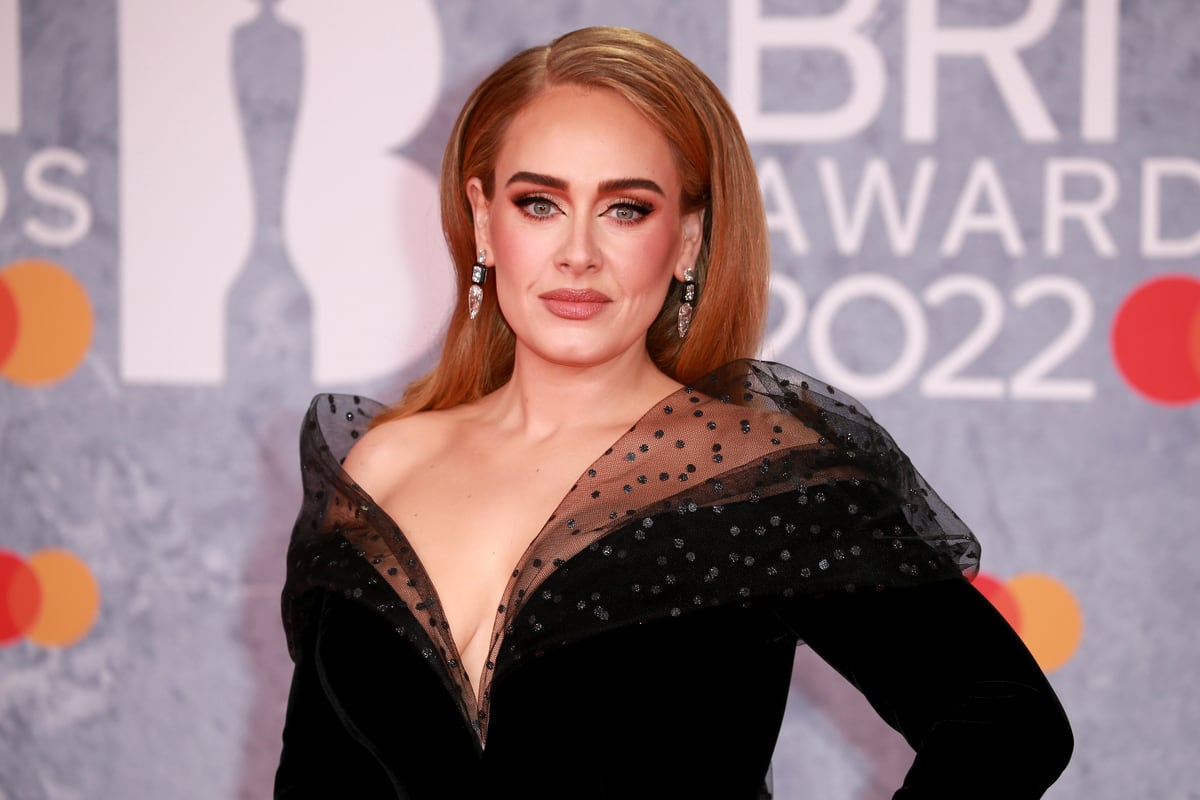 adele con abito nero scollo a v