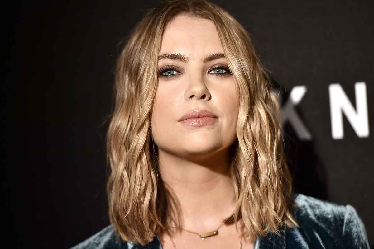 Il look total white di Ashley Benson glam e perfetto per la primavera