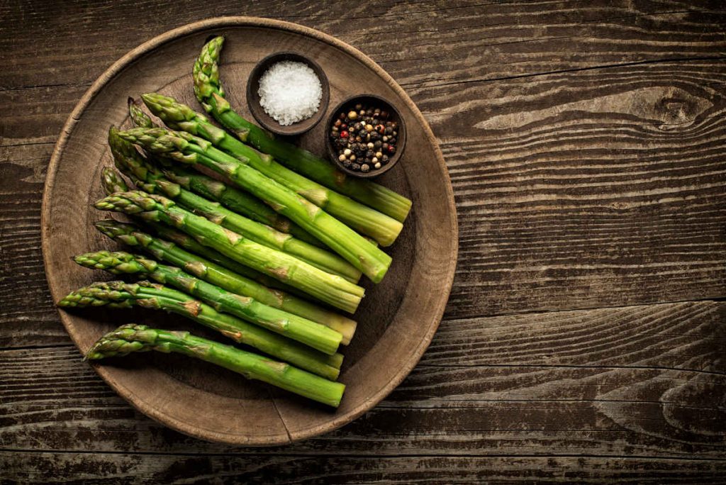 piatto con asparagi puliti e lessati