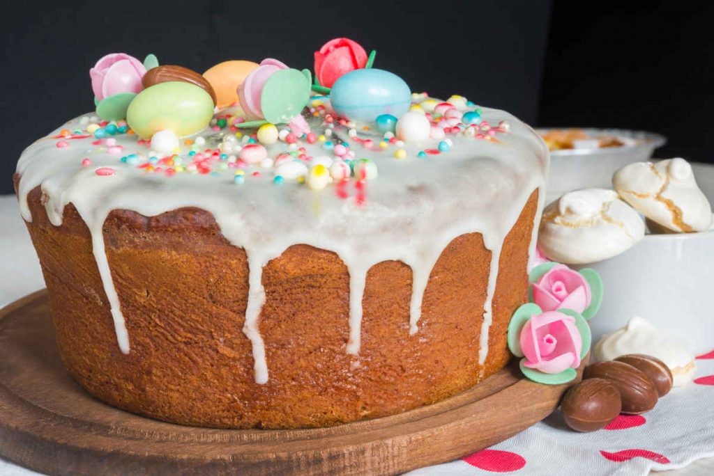 vassoio di legno con torta casatiello dolce tipica di pasqua