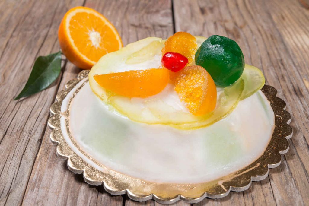 vassoio con cassata siciliana coperta di frutta candita