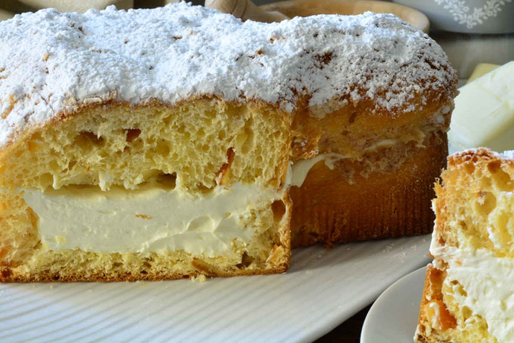 porzione di colomba paradiso farcita con crema al latte