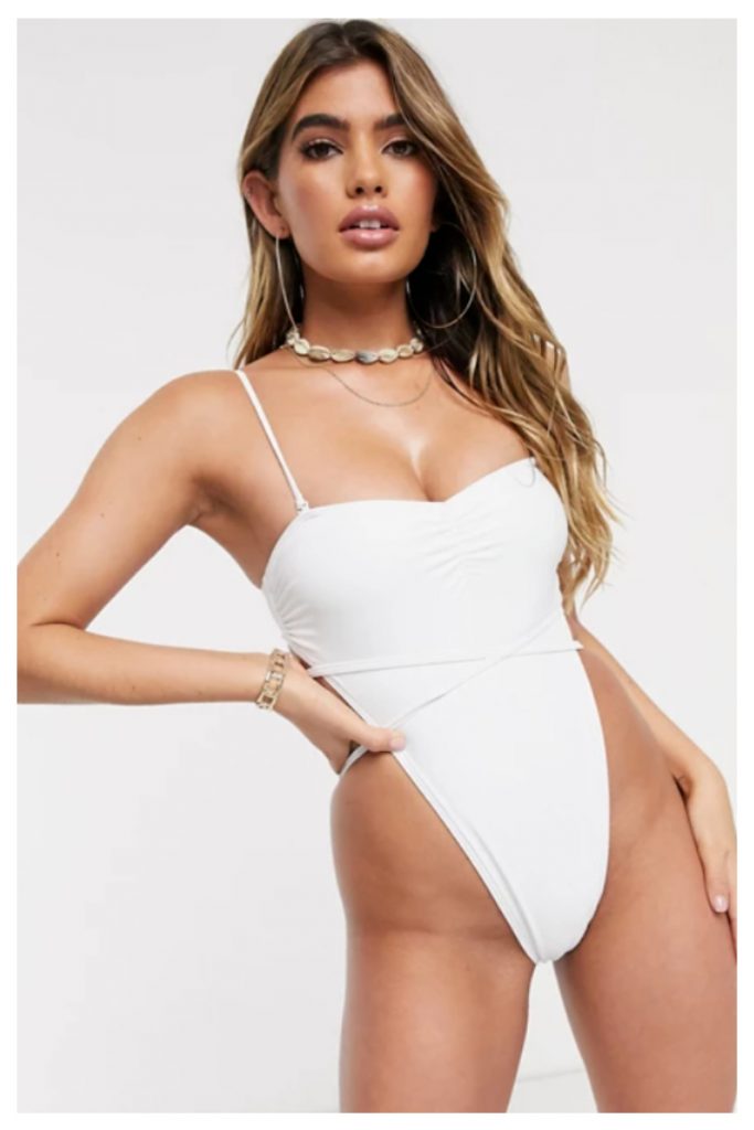 modella con costume intero bianco