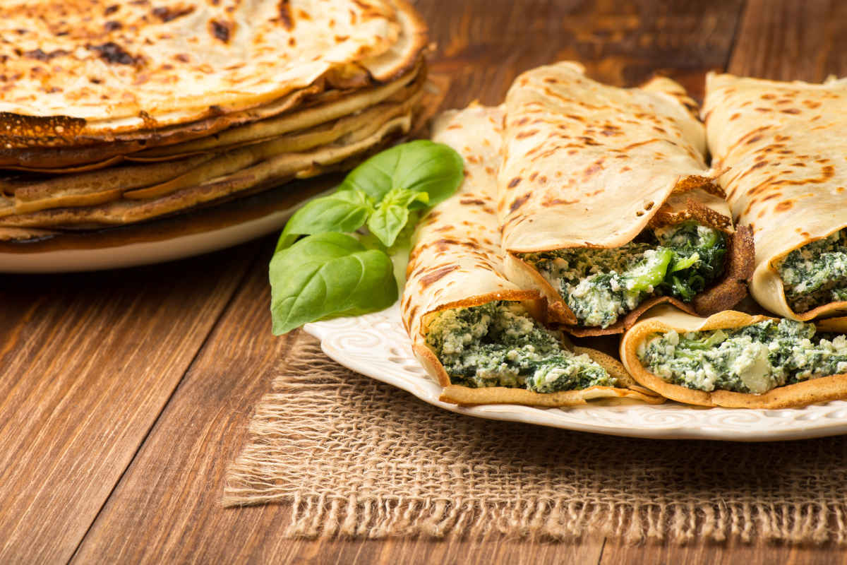 piatto con crepes salate farcite con spinaci e ricotta
