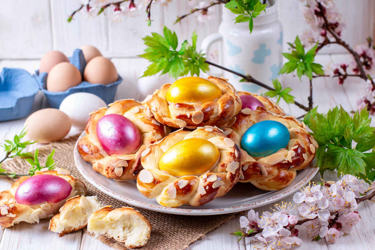 nidi dolci di pasqua tradizionali con uova sode colorate