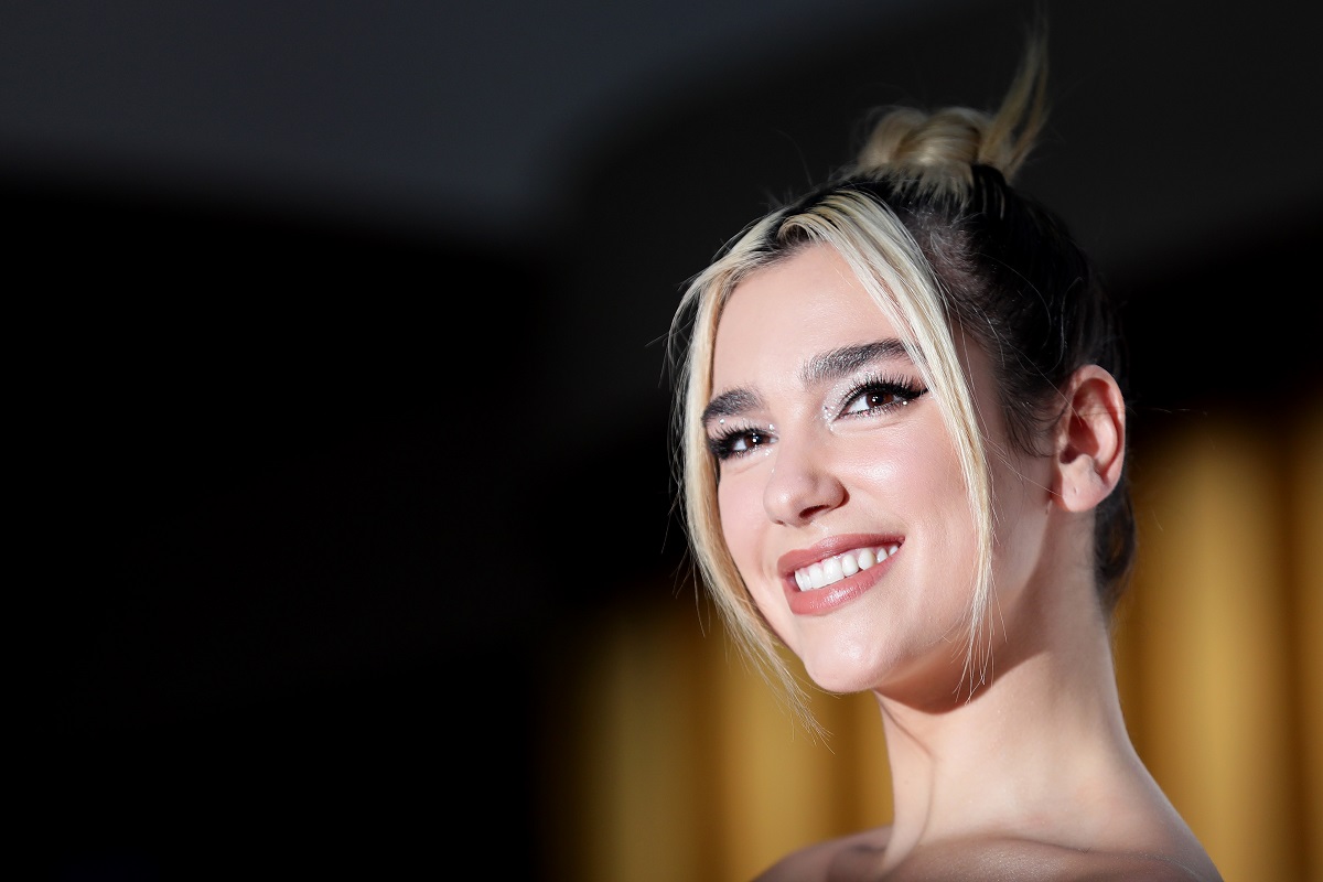 Oscar 2021, Dua Lipa canterà per Elton John nel tradizionale party della vigilia