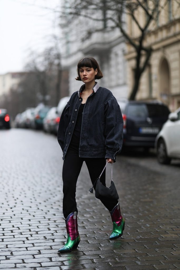 Lea Naumann indossa una giacca di jeans, top nero, pantaloni Zara, borsa Prada e stivali vintage il 18 gennaio 2021 a Berlino, Germania
