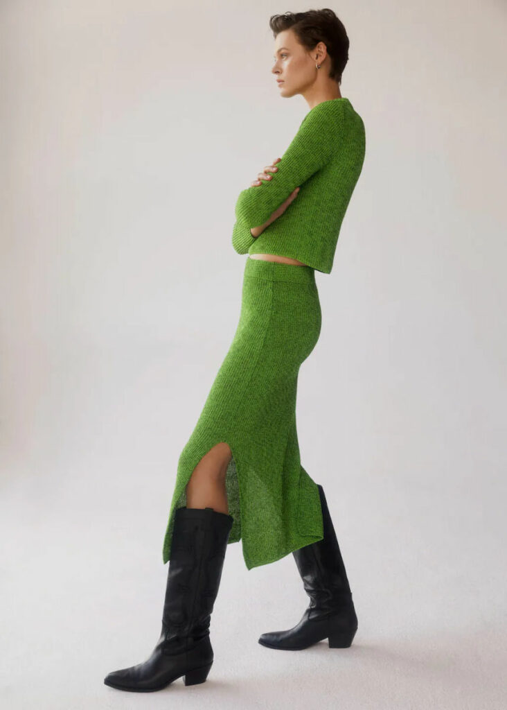 donna con gonna in maglia verde e stivali