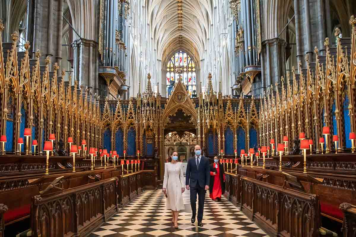 Kate Middleton, il soprabito bianco è realizzato dalla stilista preferita di Lady D