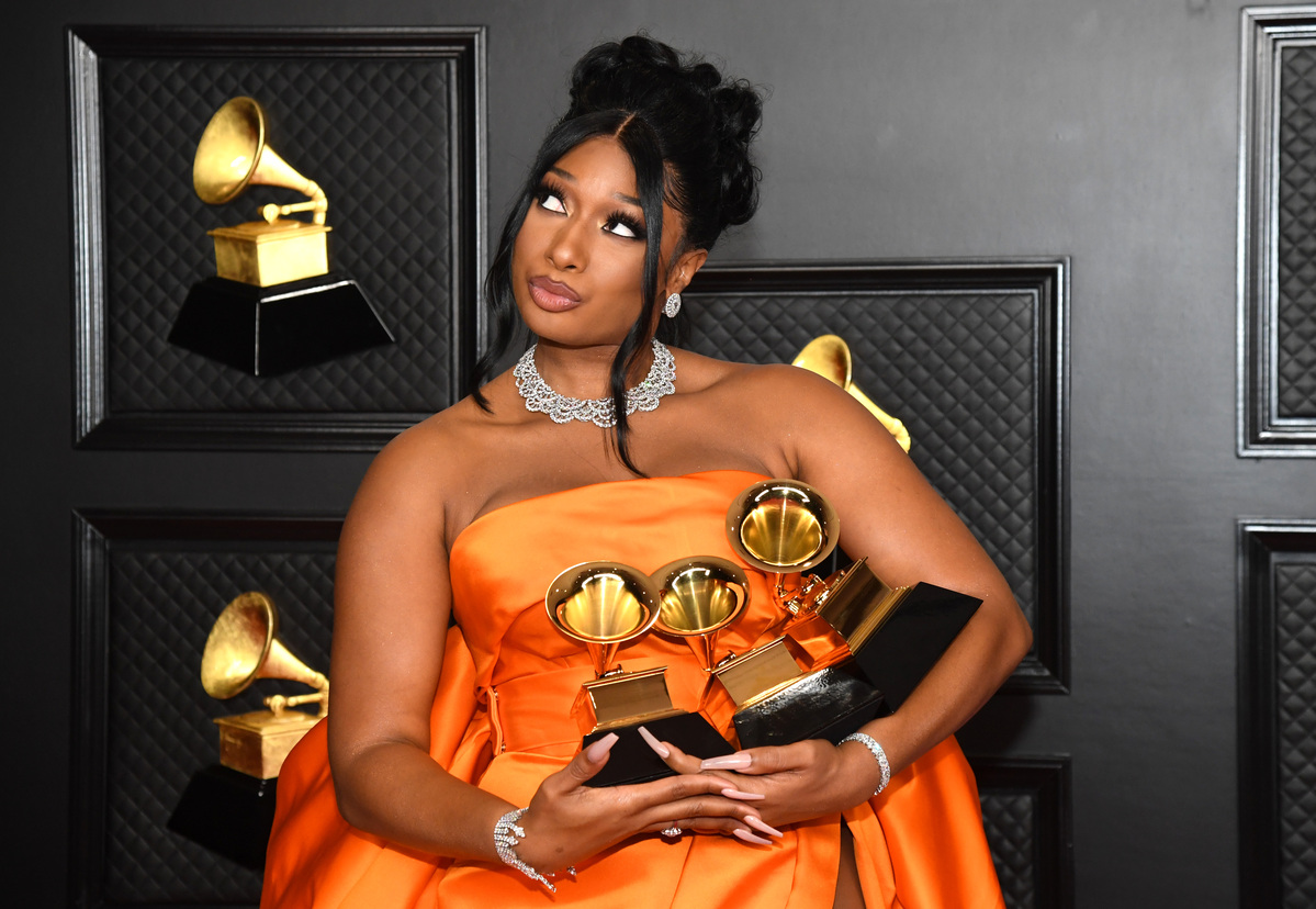 Grammy Awards 2021: le pagelle dei beauty look
