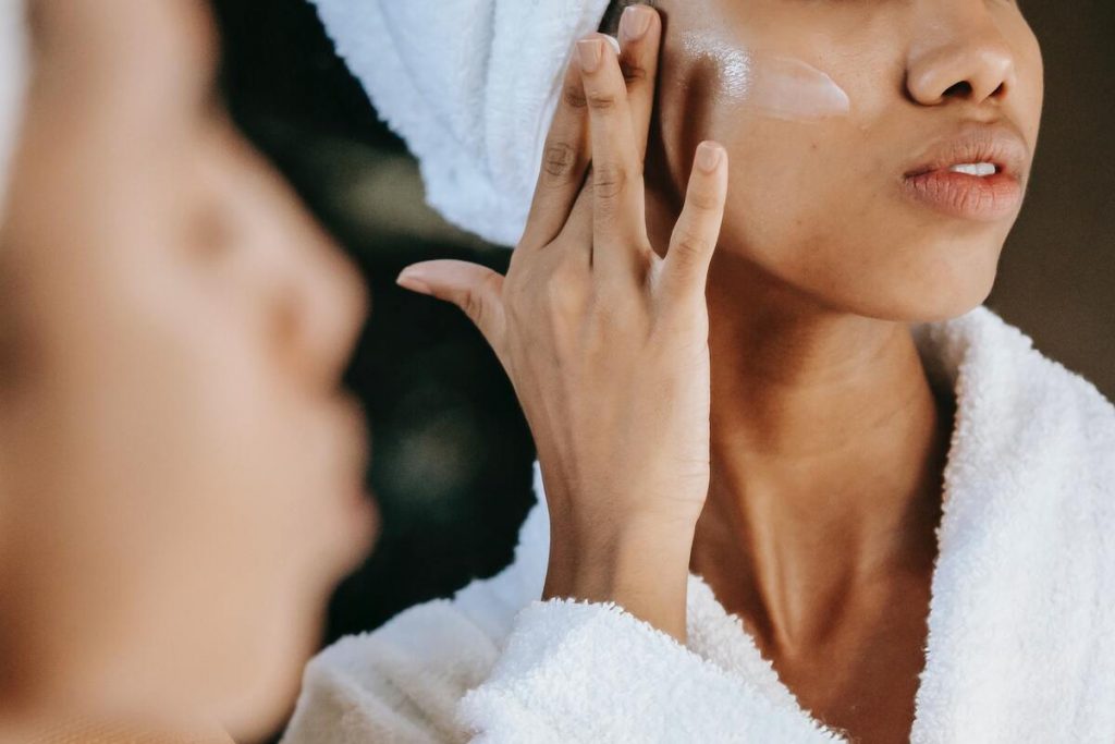 donna applica crema viso