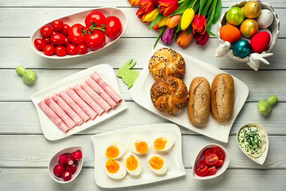 tavola imbandita con tante ricette di piatti per il menu di pasqua