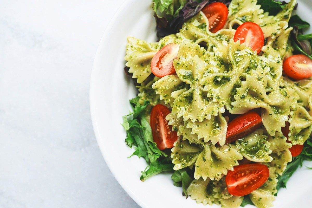 Come preparare la pasta al pesto, secondo la ricetta di Massimo Bottura