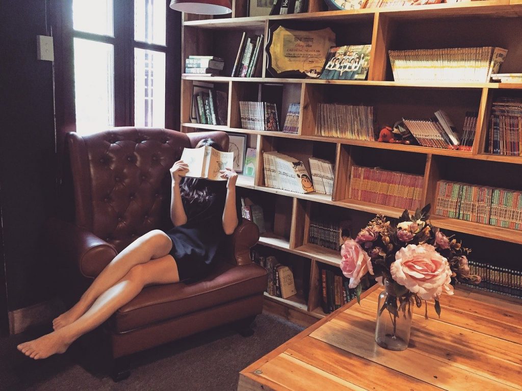 donna con libro