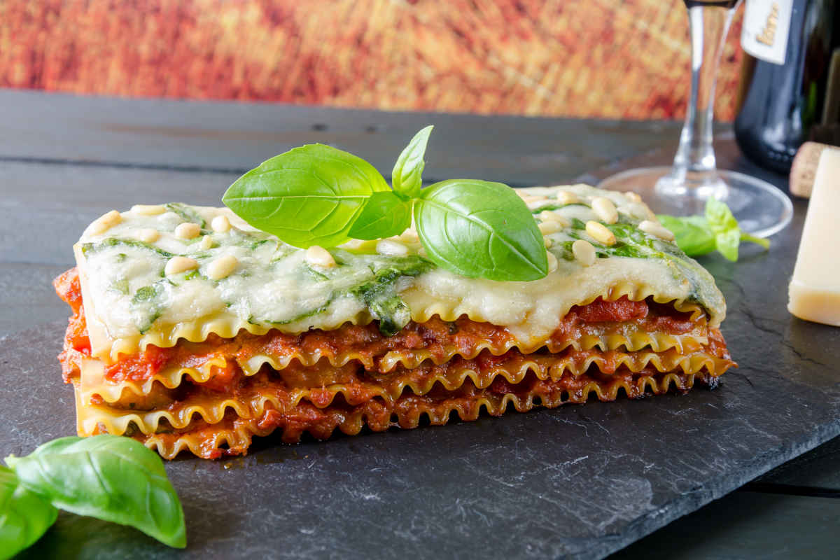 vassoio di ardesia con lasagne al forno per i primi piatti di pasqua