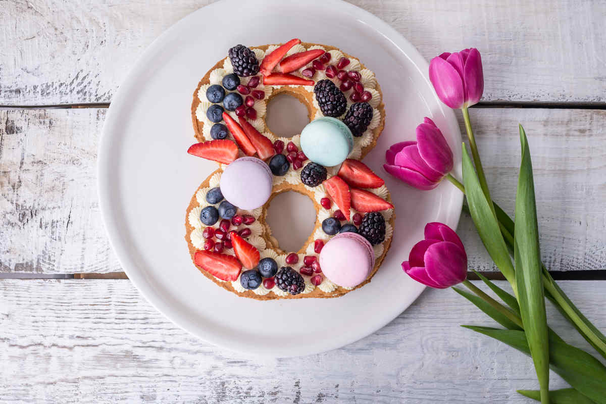 torta a forma di 8 per festa della donna con frutti di bosco