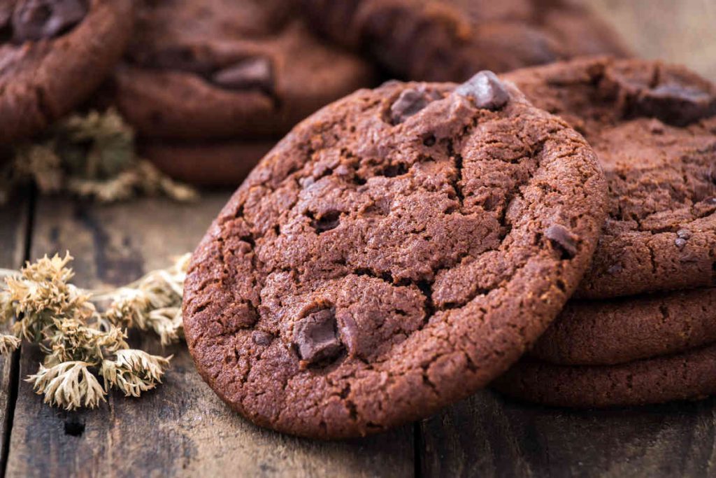 biscotti cookies al cioccolato con cubetti di cioccolato per ricette con avanzi delle uova