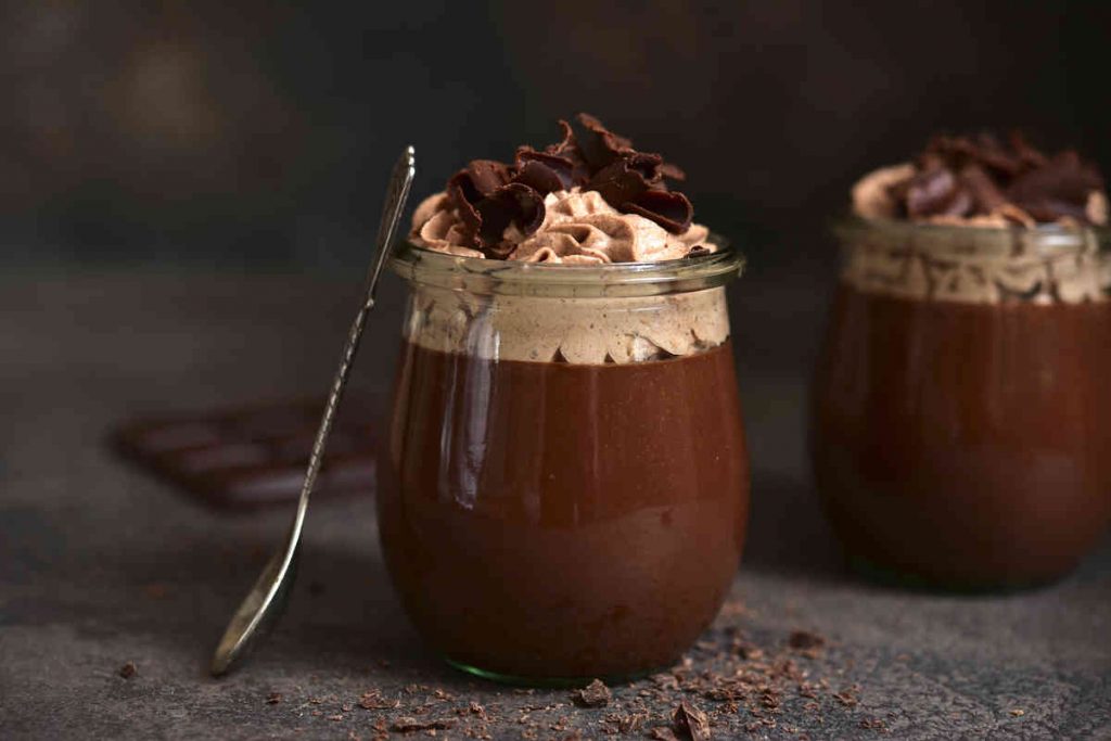bicchiere con mousse al cioccolato e scaglie di cioccolato fondente