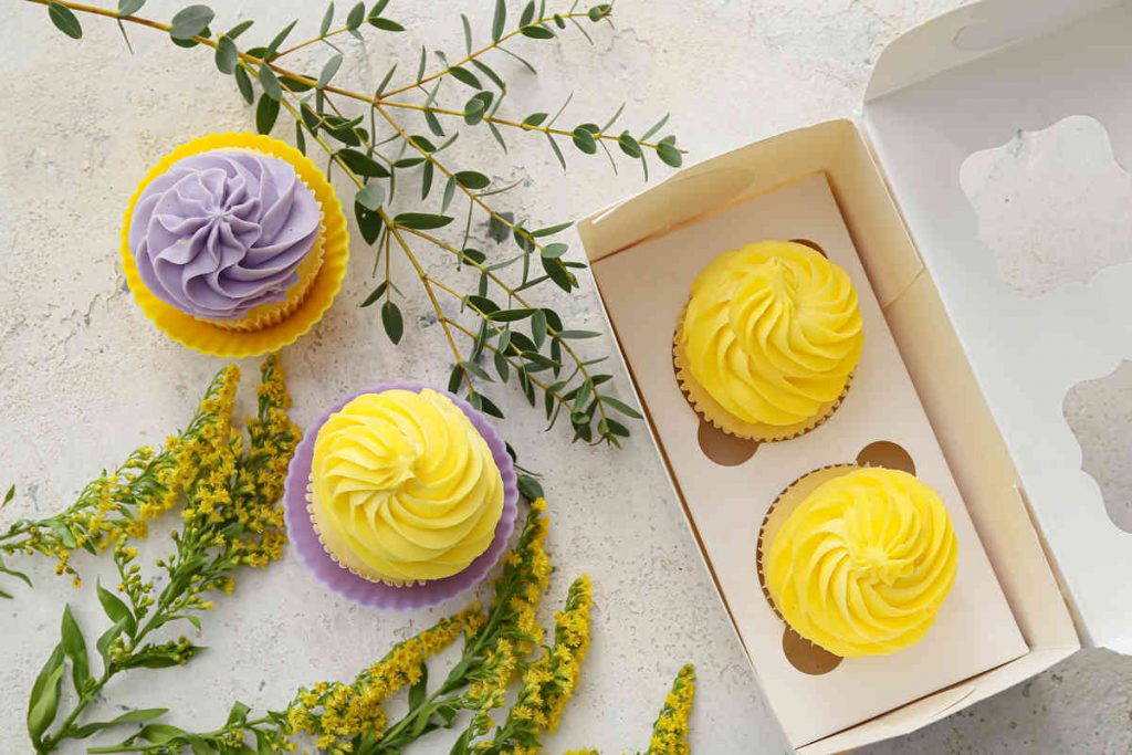 cupcake gcon crema gialli e viola con pianta mimosa