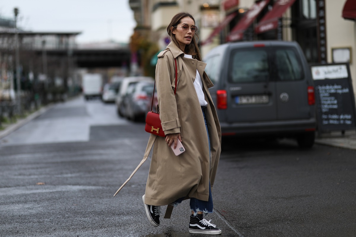Anna Schürrle indossa una borsa Hermes in pelle rossa, maglione Djerf Avenue, jeans JBrand, cappotto Hugo Boss e sneaker Vans il 19 novembre 2020 a Berlino, Germania