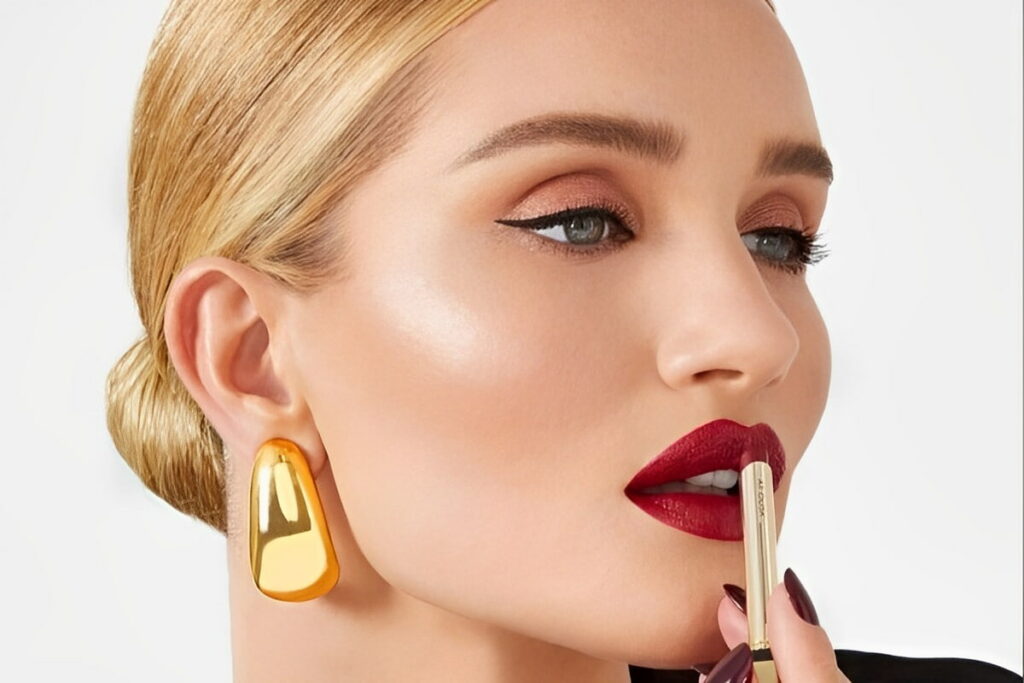 Make-up per natale con rossetto rosso Rosie Alice Huntington-Whiteley