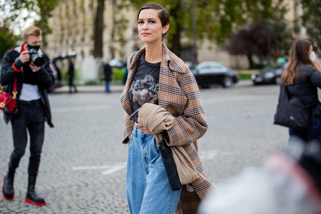 Una modella è visto indossare un cappotto di lana a scacchi, jeans in denim fuori da Chanel durante la Paris Fashion Week - Womenswear Spring Summer 2021: Day Nine il 6 ottobre 2020 a Parigi, Francia