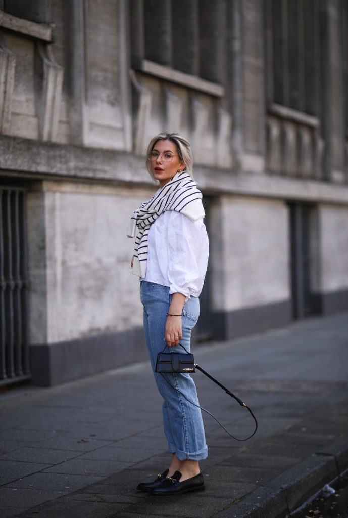 Franzi König indossa flanell Zara bianco e maglione a righe, blue jeans Weekday, mocassini neri Edited e borsa in pelle Jacquemus nera il 27 marzo 2021 a Colonia, in Germania