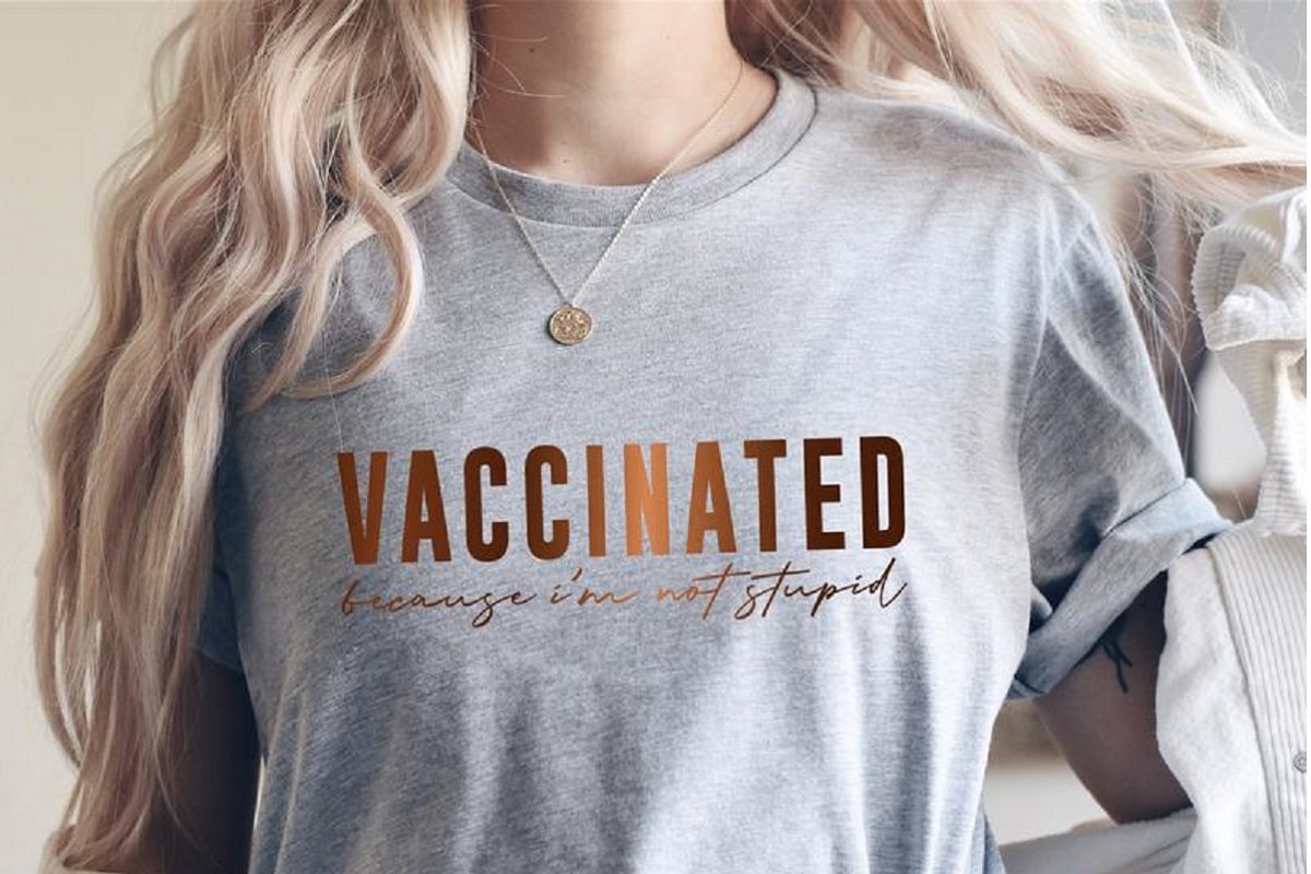 La nuova tendenza? L’abbigliamento a tema vaccino: ecco le t-shirt più originali