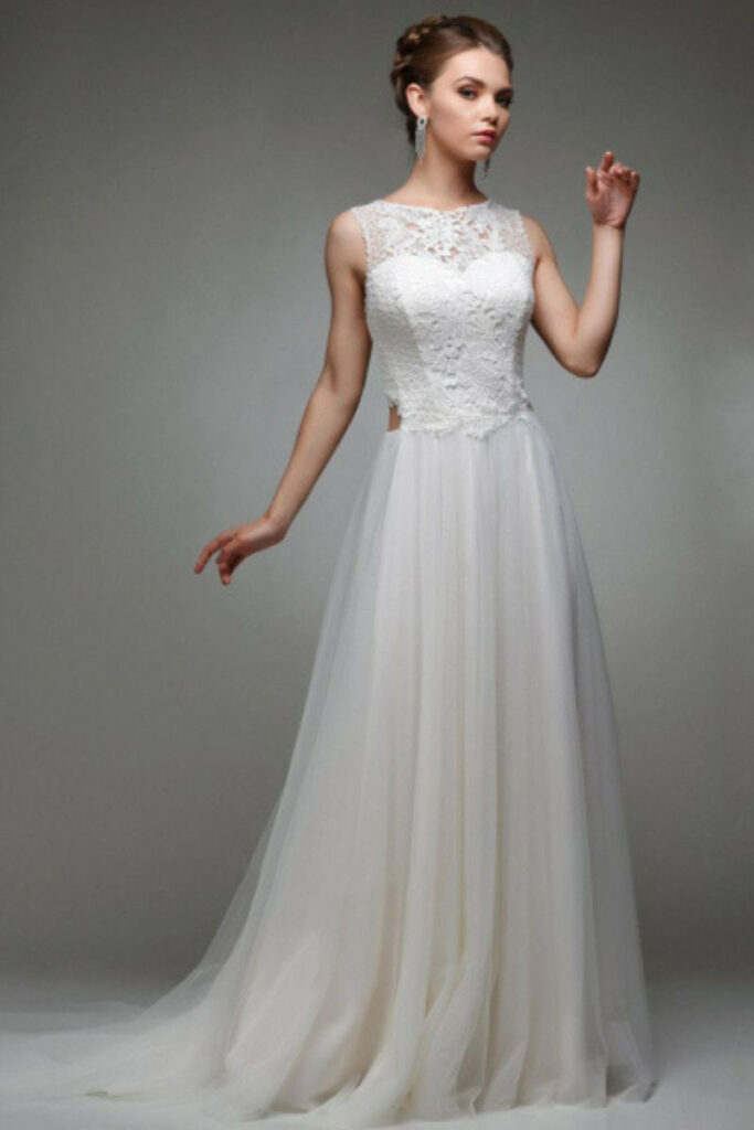 Donna in abito da sposa bianco con corpetto e gonna lunga