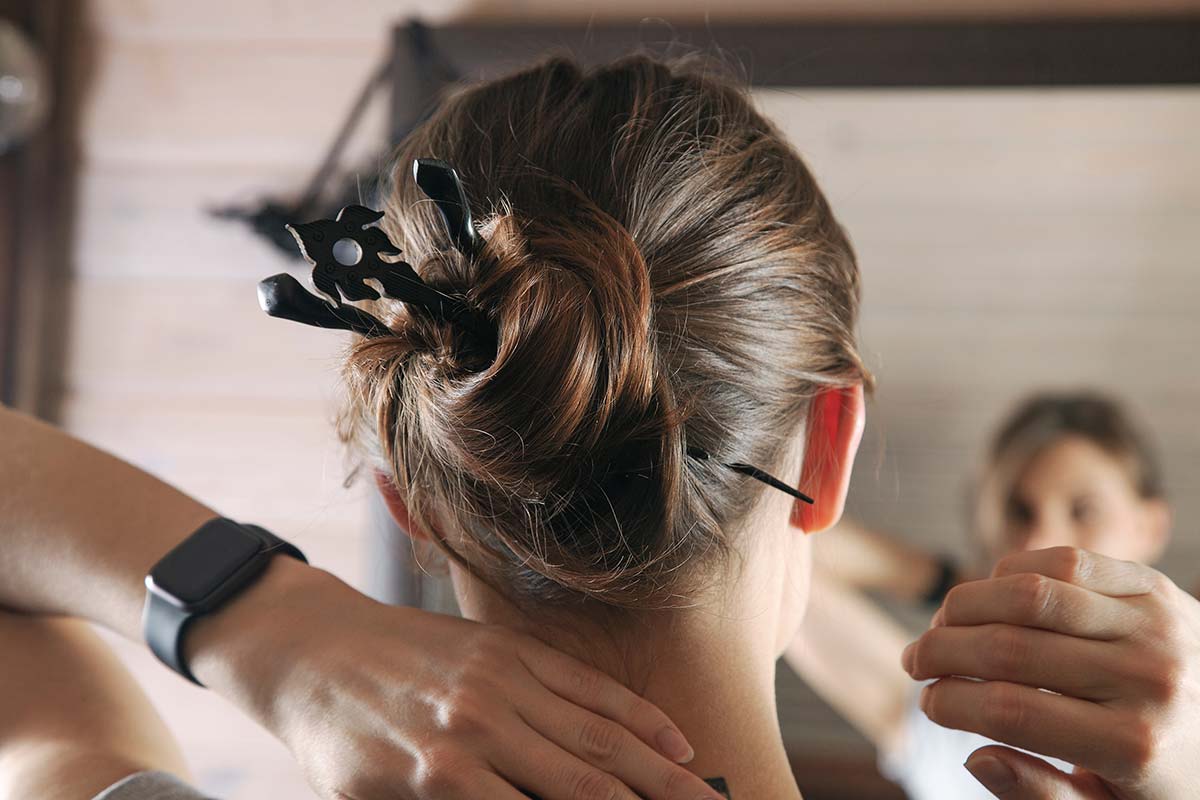 Acconciature semplici: code, trecce e messy bun da realizzare a casa da sole