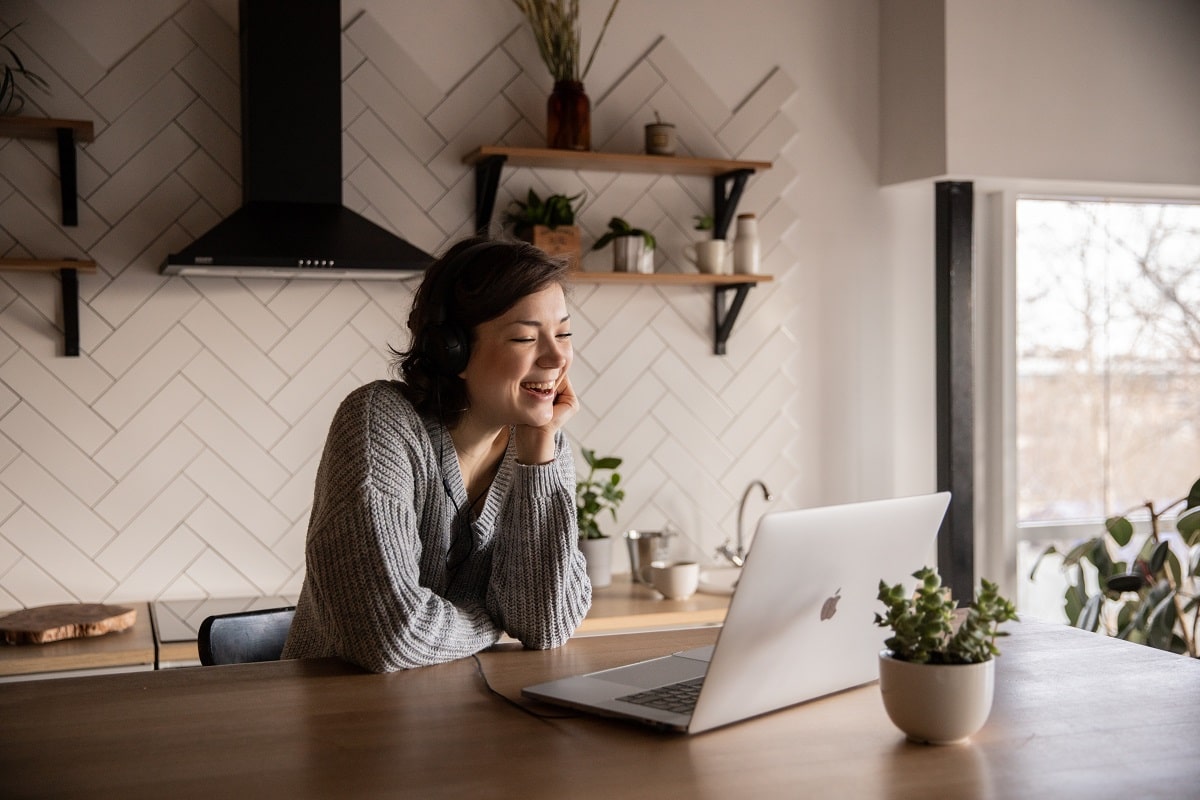 Come dileguarsi da una videocall con eleganza (o con un pizzico di ironia!)