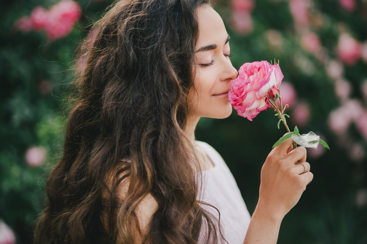 ragazza con fiore