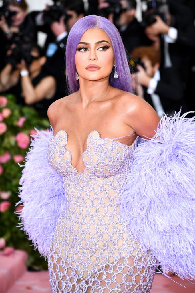 Kylie Jenner capelli viola 