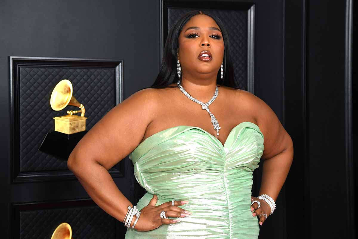 Lizzo contro i “falsi medici” su TikTok: “Il corpo è nostro e di nessun altro”