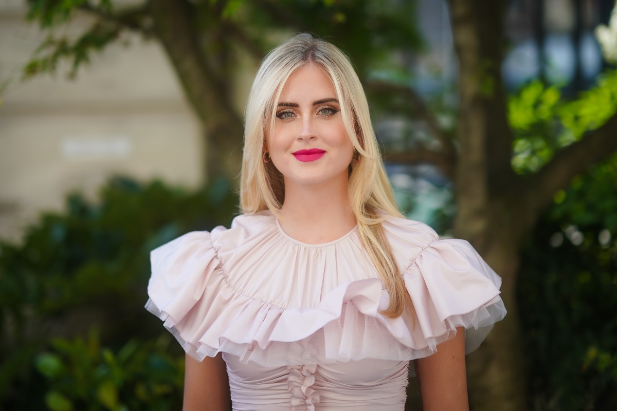 Il look perfetto di Valentina Ferragni per un pranzo primaverile (magari al ristorante)