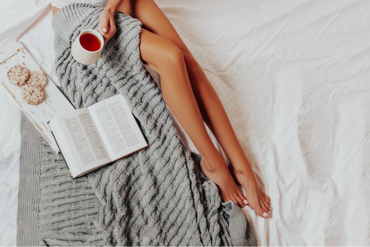 Gambe di donna su letto