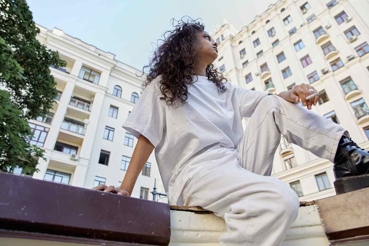 donna seduta con pantaloni
